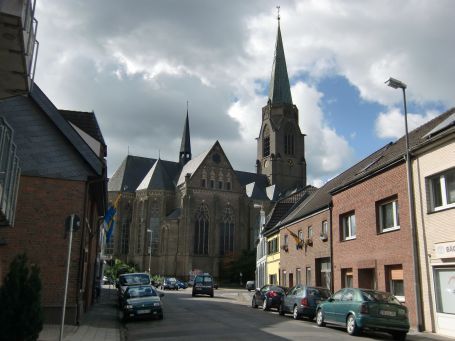 Willich-Anrath : Schottelstraße, Blick auf die Kirche St. Johannes